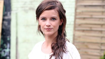 Lynn Van Royen En Vriend Openen Kunstgalerij Showbizz Hln Be
