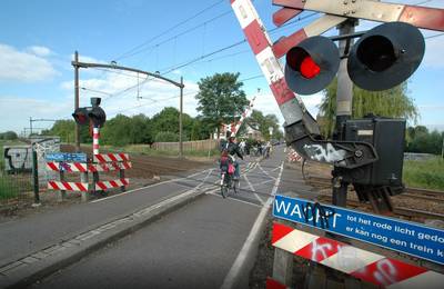 Vandaal tapet spoorbomen tussen Amersfoort en Apeldoorn vast