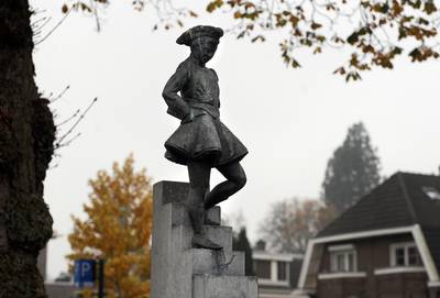 Beeld De Dansmarieke in Velp van de sokkel getrokken