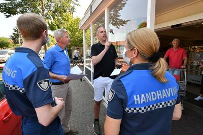 Twentse supermarktbaas gooit brief over sluiting zaak zo op straat