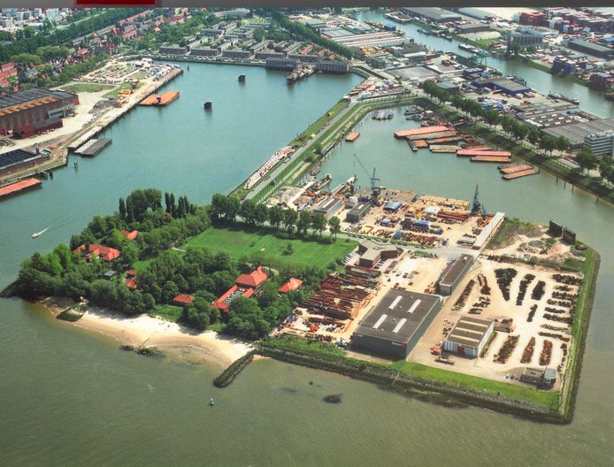 Het vergeleken met de omgeving zeer groene Quarantaineterrein rond 2011.