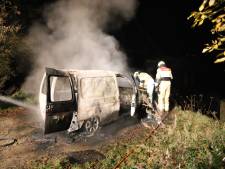 Busje verwoest door brand in Culemborg, brandstichting niet uitgesloten
