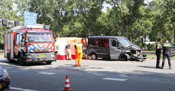 Verkeer A20 tussen Gouda en Rotterdam ontregeld door ongeval.
