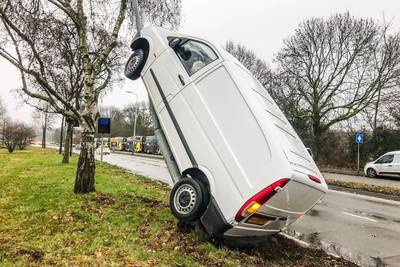 Bestuurder 'parkeert' zijn busje verticaal tegen lantaarnpaal