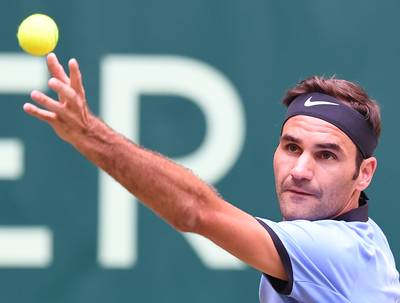 Federer verslaat Mischa Zverev in Halle