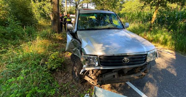 Bestuurster raakt gewond bij uitwijkactie met tegenligger in Liempde, die rijdt door na ongeval.