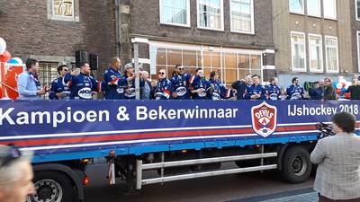 IJshockeykampioenen AHOUD Devils hossen op platte kar voor Nijmeegs stadhuis