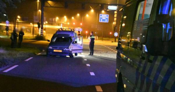 Zwaar ongeval op Enschedese kruising: twee voertuigen total loss.