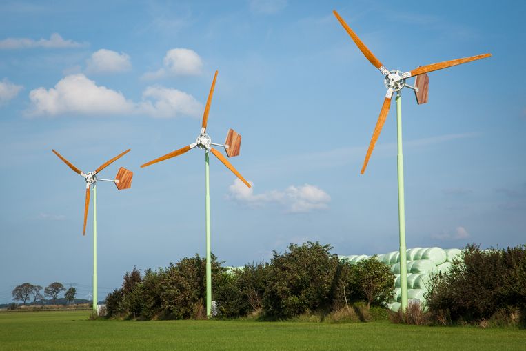  Windmolens bij een boerderij aan de Klingenweg in Zuidbroek.  Beeld Nederlandse Freelancers