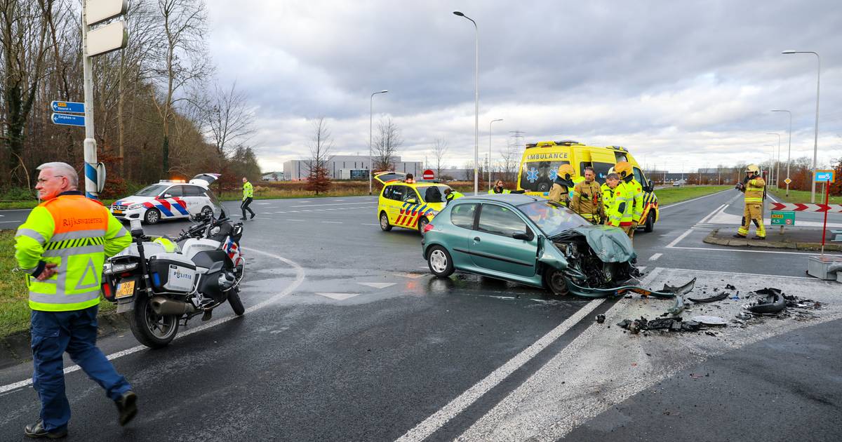 Gewonde bij ongeval tussen vrachtwagen en personenauto op Zutphensestraat in Apeldoorn, weg afgesloten.