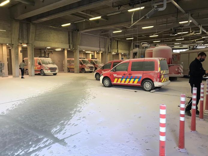 Heel de loods zit onder het bluspoeder