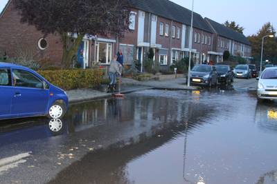 Edese straat staat blank door gesprongen waterleiding