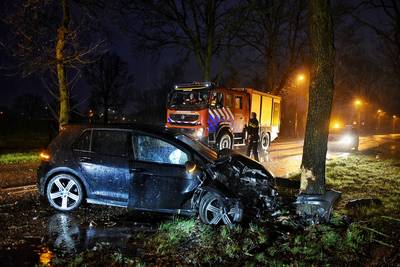 Auto botst tegen boom in Heukelom: bijrijder gewond naar ziekenhuis