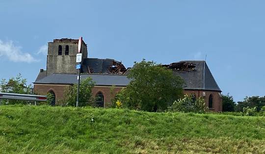 Zwaar onweer trekt over Vlaanderen: rukwind blaast toren van kerk in Heffen bij Mechelen, dak Aldi in Brakel ingestort
