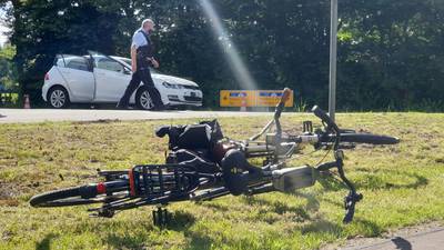Gezin geschept door auto op grens bij Overdinkel: vrouw zwaargewond