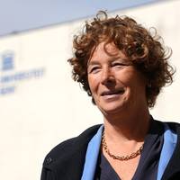 Druk op UGent neemt toe om omstreden ‘rassenrealist’ aan de deur te zetten, rector De Sutter: ‘Uitspraken maken ook mij bezorgd’