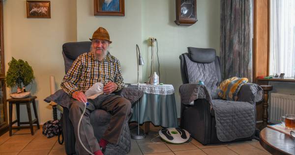 Bert (82) bedenkt ingenieus hulpmiddel voor mensen met stoma - AD.nl
