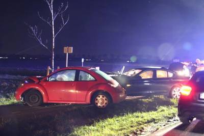 Frontale botsing op Berghseweg in Azewijn, bestuurders komen met de schrik vrij