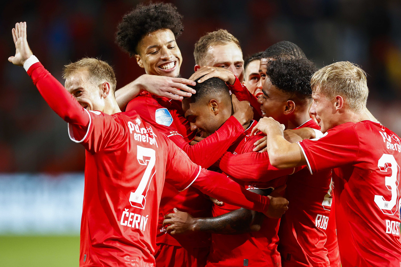 Eenvoudige zege FC Twente op inspiratieloos Fortuna ...