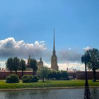 Oekraïens leger zegt oliedepot en militaire basis te hebben getroffen bij aanvallen op Sint-Petersburg