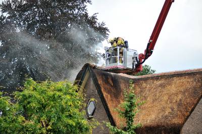 Brand in rieten kap Renkum na blikseminslag