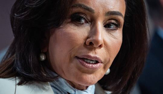 Met een rolkoffer vol bewijs vocht procureur Jeanine Pirro terug tegen Trump en zijn minister van Binnenlandse Zaken: voorlopig is haar vel gered