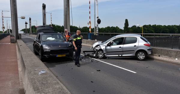 Sluis bij Weurt even afgesloten door ongeval, bestuurder gewond