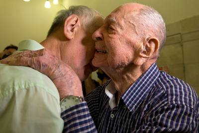 Holocaust-overlevende (102) ontdekt na ruim 70 jaar dat ook zijn broer geluk had