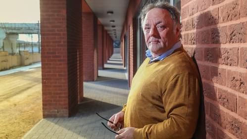 Coronacij­fers dalen, maar Marc Van Ranst blijft voorzich­tig: De regering zal bepalen wat er eerst kan: weer op café gaan of de bomma bezoeken”