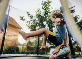 Zó gevaarlijk is het springen op een trampoline