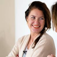 Ideaal, zo’n lang vest: zó draag je ’m elke dag even anders