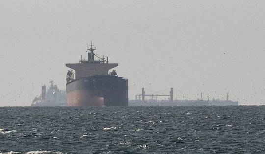 VS dreigt met sancties voor schepen die Iraanse tol betalen • Iran stuurt via Pakistan nieuw vredesvoorstel naar VS