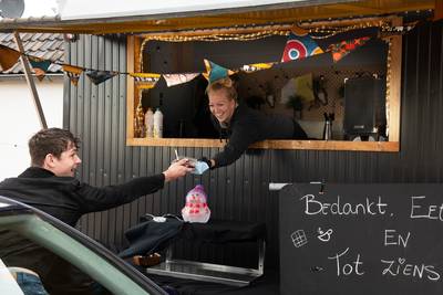 Afhaalloketten en bezorgdiensten: creatieve horeca maakt er ’t beste van in coronatijd