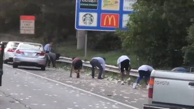 Geldtransport verliest cash: enorme chaos door graaiende automobilisten