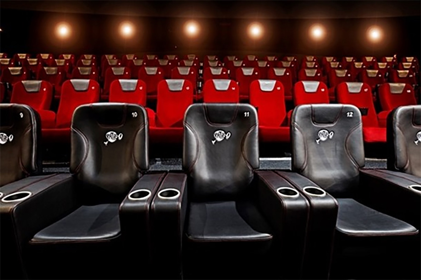 Film kijken in luxe VIPstoelen in Pathé De Kuip Foto AD.nl