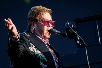 Elton John heeft virtuele AA-meetings tijdens coronacrisis: “Zoom heeft m'n leven gered”