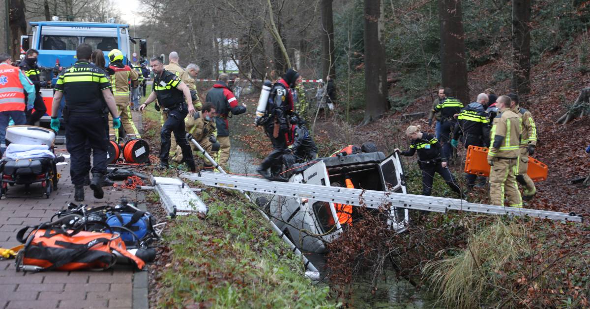 Twee doden bij ernstig ongeluk bij Wassenaar: Busje raakt van weg en belandt op kop in sloot.