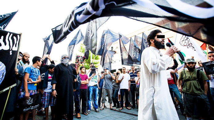 Azzedine C. (L) spreekt tijdens een pro IS-demonstratie in de Haagse Schilderswijk
