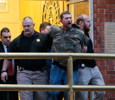 Zoon gaat door het lint bij executie van zijn vader