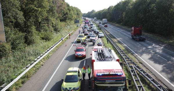 Verkeer rond Bergen op Zoom loopt vast door kettingbotsing op A4.