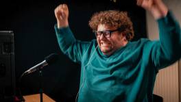 Manu betrekt een hele wachtkamer bij Het Complot