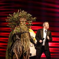 De eerste aflevering van ‘The Masked Singer’, samengevat in een chatgesprek: ‘Kan iemand van de VTM-directie Aaron Blommaert schorsen?’