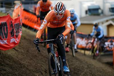 IJzersterke Van der Poel wint voor tweede keer WK veldrijden