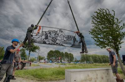 'De Landman' staat weer op zijn sokkel