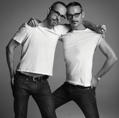 Viktor & Rolf dragen ‘gewoon’ Hema-sokken en ontwerpen voor warenhuis kerstcollectie