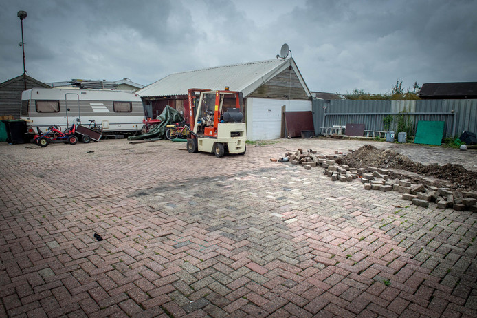 De plek op het woonwagenkamp aan de Wamelseweg waar de woonwagen is weggehaald.
