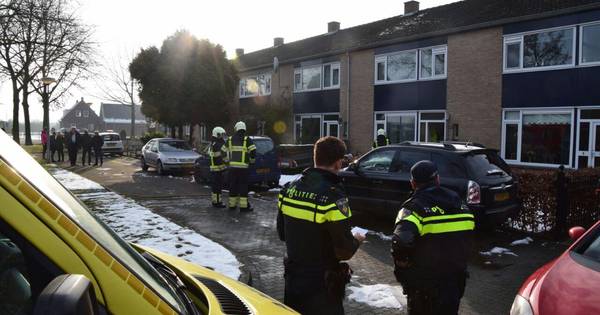 Bewoner slaagt er niet in keukenbrand te blussen, brandweer biedt hulp