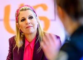 Koningin Máxima bezoekt middelbare school in dít broekpak van Zara