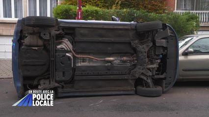 4. Une voiture sur le flanc à Forest