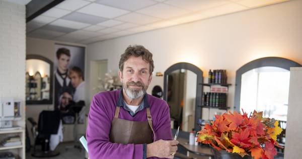 Kapper Frans uit Den Ham legt de schaar neer: 'Ik zal de sociale contacten zeker missen' - Tubantia